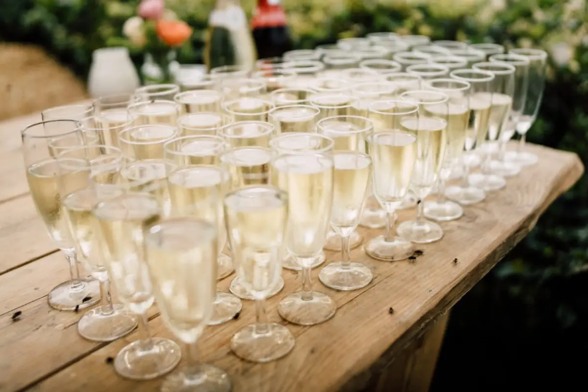 Glazen prosecco klaargezet op een houten tafel bij een opening