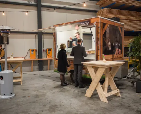 De frietkar van B&G Catering, opgesteld bij een bedrijfsfeest