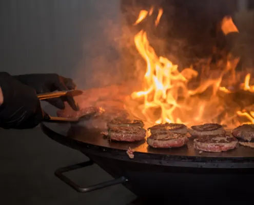 Burgers die op de vuurschaal van de Ofyr worden gebakken