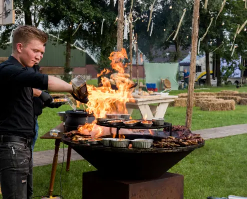 Live koken op de vuurschaal tijdens een bruiloft